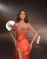 Increíble vestido de fiesta largo naranja sin mangas con corte sirena y abertura frontal con pedrería